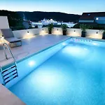 The Pool House Vis