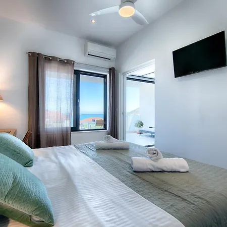 The Pool House * فيس