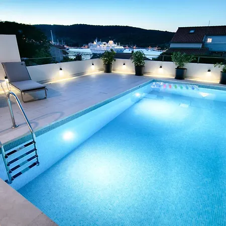 The Pool House Vis