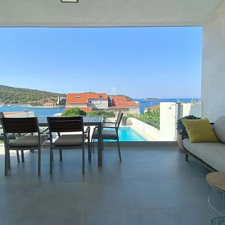 The Pool House Vis