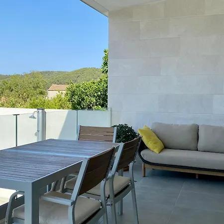 The Pool House Βις