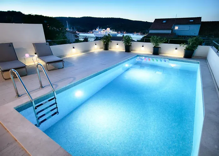 The Pool House Vis