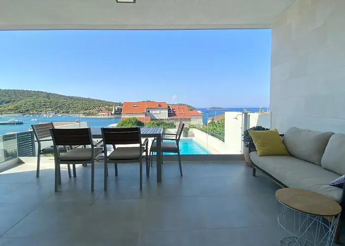 The Pool House Vis