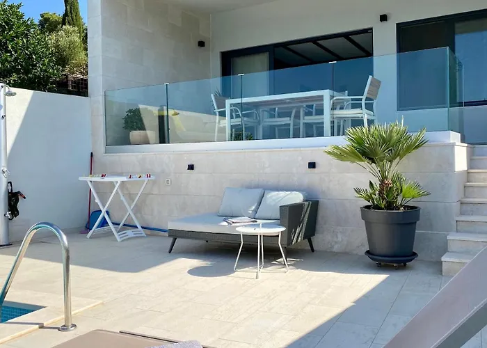 The Pool House * Vis