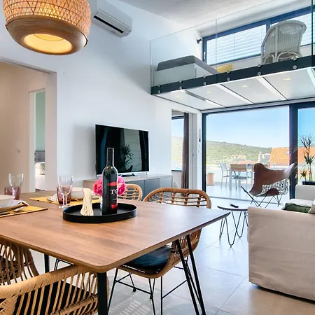 The Pool House * Vis