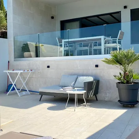 The Pool House * Vis