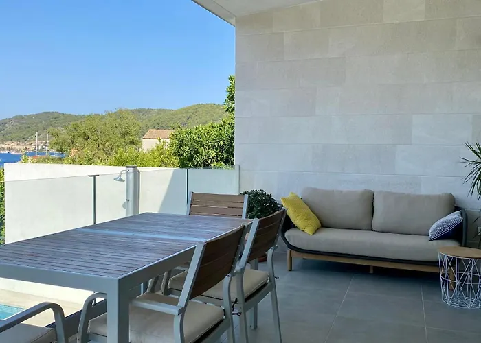 The Pool House Vis